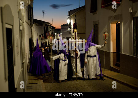 Nehmen Sie in der andalusischen Dorf von Fuente Obejuna Büßer Teil an der Prozession für Karfreitag. Stockfoto