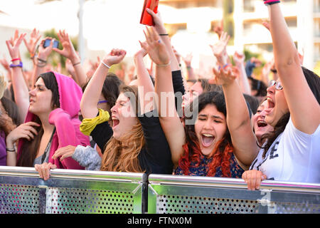 BARCELONA - 23 Mai: Mädchen aus dem Publikum vor der Bühne anfeuern ihrer Idole beim Primavera Pop Festival. Stockfoto