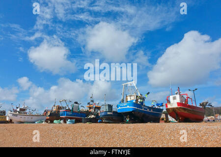 Trawler Fischen hochgezogen auf Hastings Stade Fischerstrand, East Sussex, England, Großbritannien, GB, UK Stockfoto