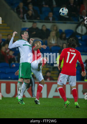 24. März 2016, Kyle Lafferty (10) von Nordirland   Ashley Williams von Wales (Mitte) während der internationale Freundschaftsspiele ma Stockfoto