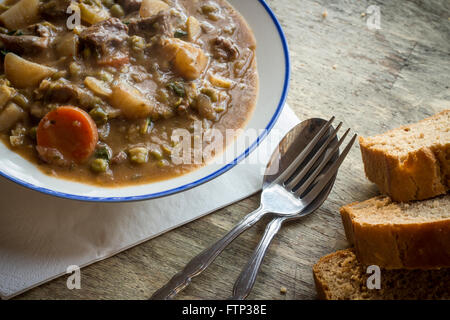 Authentische Rindsgulasch irische mit Bierbrot Stockfoto