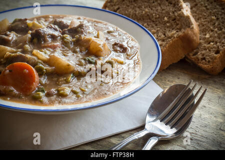 Authentische Rindsgulasch irische mit Bierbrot Stockfoto