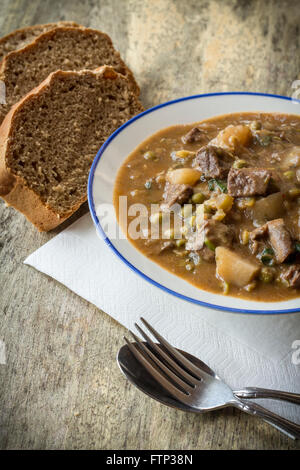 Authentische Rindsgulasch irische mit Bierbrot Stockfoto