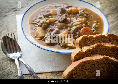 Authentische Rindsgulasch irische mit Bierbrot Stockfoto