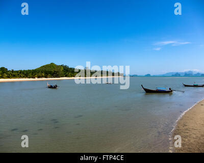 Koh Yao Yai Insel Thailand, Strand-Szene und der Andamanensee. Lange tailed Boote vertäut des Ufers. Stockfoto