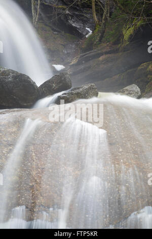 Bridal Veil Falls in Franconia, New Hampshire USA an einem nebligen und regnerischen Frühlingstag. Stockfoto