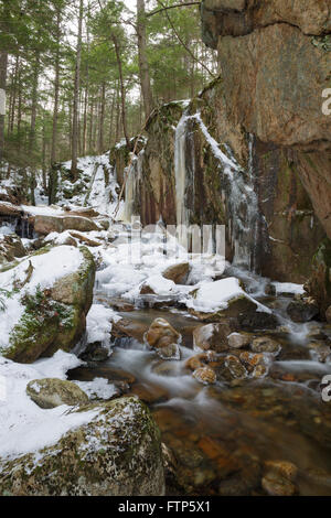 Kleine Schlucht Cascade Bach in der Flume Gorge Scenic Area in Lincoln, New Hampshire USA während der Wintermonate. Stockfoto