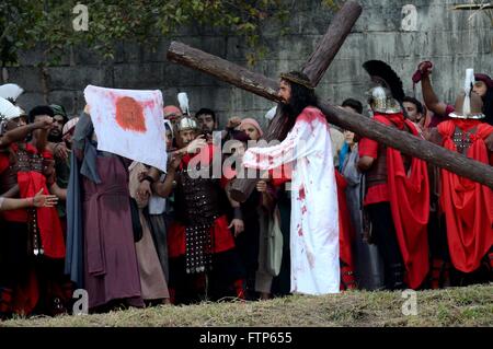 Katholischen Büßer re-enact die Kreuzigung Christi während Karfreitag Gedenktage 25. März 2016 in Brasilia, Brasilien. Stockfoto