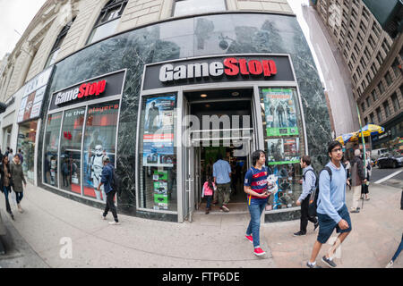 Ein GameStop-Videospiel-Store in New York auf Freitag, 25. März 2016. GameStop hat einen schwachen ersten Quartal unter Berufung auf keine großen Videospiel-Releases und schlechten Verkaufszahlen von Hardware prognostiziert. GameStop ist der weltweit größte Händler von Videospielen. GameStop hat 125 Videospiel-Läden geschlossen aber eröffnete 553 Technologiemarke Standorte, die Telefone und andere Hardware im letzten Jahr zu verkaufen.  (© Richard B. Levine) Stockfoto