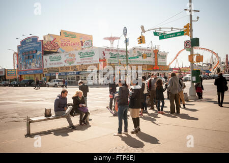 Die Ecke der Surf und Stillwell Avenue in Coney Island in New York auf Samstag, 26. März 2016 zeigt Nathans berühmtes Restaurant. Das kultige lokal gegründet 1916 hat seit 100 Jahren im Geschäft. (© Richard B. Levine) Stockfoto