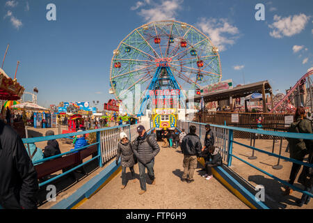 Das Wonder Wheel im Deno Wonder Wheel Park am Eröffnungstag in Coney Island in New York auf Samstag, 26. März 2016. Tag der Eröffnung von Coney Island kündigt die Ankunft des Sommers und bringt Massen in der Hoffnung, den Fängen des Winters zu entkommen. Das Jahr ist das ikonische Rad 96 Jahre alt. (© Richard B. Levine) Stockfoto