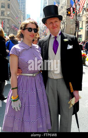 New York City: Elegant gekleidet paar auf der Fifth Avenue für die jährliche Osterparade * Stockfoto