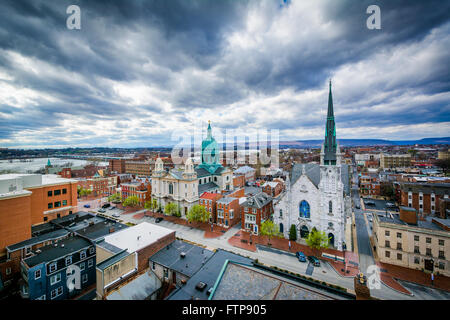 Blick auf Kirchen und Gebäude auf der State Street, in Harrisburg, Pennsylvania. Stockfoto