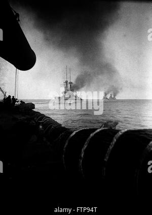 AJAXNETPHOTO. 1914 - 1920 (CA.) - LINIE ASTERN - 2. DIVISION 1. BATTLE SQUADRON ROYAL NAVY DREADNOUGHT SCHLACHTSCHIFFE DER KLASSE MACHEN, DAMPFENDEN LINIE ASTERN RAUCHEN, ORT UNBEKANNT. FOTO: AJAX VINTAGE BILD BIBLIOTHEK.   REF: AVL / NA FLEET ASTERN 1914 Stockfoto