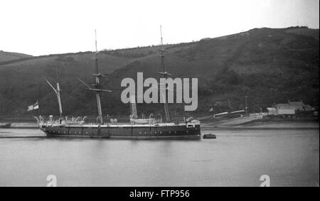 AJAXNETPHOTO. 1900 (ODER FRÜHER, CA.). FLUß TAMAR, ENGLAND. -VIKTORIANISCHEN MARINE SCHALUPPE - BARK GETAKELT ZUSAMMENGESETZTE GESCHÄLTEN SAT-KLASSE KÖNIGLICHE MARINE SCHALUPPE MIT WEIßEN ENSIGN FLIEGEN AM HECK. 1880-1881 EIN UPGRADE AUF CORVETTE FESTGELEGT, ANKERN AUF DEM FLUSS TAMAR. FOTO: AJAX VINTAGE BILD GESEHEN BIBLIOTHEK REF: AVL SLOOP 1900 Stockfoto