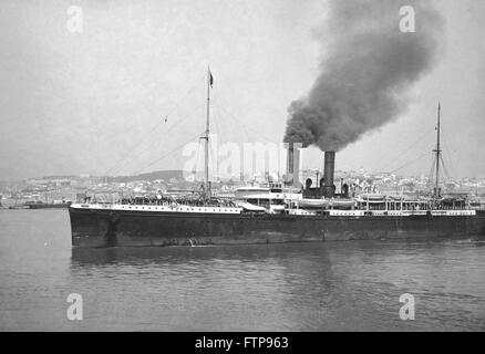 AJAXNETPHOTO. 1905 - 1912 (ca.). Lissabon, Portugal. - Dampfer UNTERWEGS - Französisch Messageries Maritimes LINER AMZONE (EX LAOS) oder ANNAM, Rauch, DA ES AUS DEM HAFEN beladen mit Passagieren. Schiff WURDE AUF BORDEAUX BIS LA PLATA (S.A.) zu dieser Uhrzeit ausführen. Gerettete PASSAGIERE AUS DEM AUSTRAL im Jahre 1907. Foto: AJAX VINTAGE BILDARCHIV REF: AVL MAIL SHIP 1910 Stockfoto