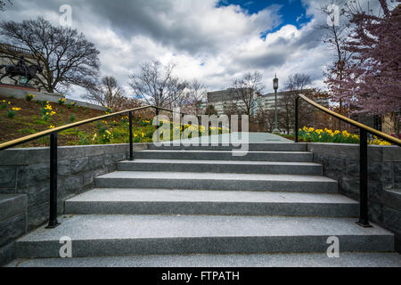 Gärten auf einem Gehweg an der Pennsylvania State Capitol Complex, in Harrisburg, Pennsylvania. Stockfoto