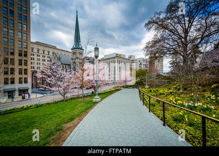 Gärten auf einem Gehweg an der Pennsylvania State Capitol Complex, in Harrisburg, Pennsylvania. Stockfoto