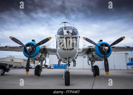 Redding, Kalifornien, USA-A dem zweiten Weltkrieg Ära b-25 Mitchell Bomber sitzt auf dem Display auf einer Flugshow in Nordkalifornien. Stockfoto