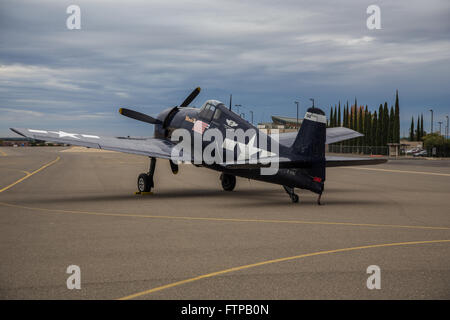 Redding, Kalifornien, USA - A wiederhergestellt WWII Ära F4U Corsair Jagdflugzeug der Commemorative Air Force bei Redding Air Show. Stockfoto