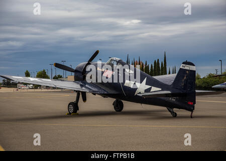 Redding, Kalifornien, USA - A wiederhergestellt WWII Ära F4U Corsair Jagdflugzeug der Commemorative Air Force bei Redding Air Show. Stockfoto