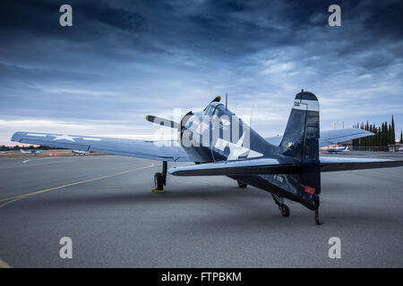 Redding, Kalifornien, USA - A wiederhergestellt WWII Ära F4U Corsair Jagdflugzeug der Commemorative Air Force bei Redding Air Show. Stockfoto