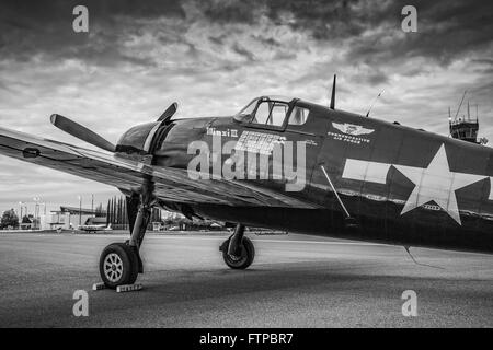 Redding, Kalifornien, USA - A wiederhergestellt WWII Ära F4U Corsair Jagdflugzeug der Commemorative Air Force bei Redding Air Show. Stockfoto