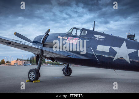 Redding, Kalifornien, USA - A wiederhergestellt WWII Ära F4U Corsair Jagdflugzeug der Commemorative Air Force bei Redding Air Show. Stockfoto