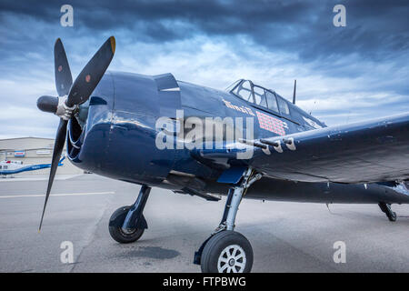 Redding, Kalifornien, USA - A wiederhergestellt WWII Ära F4U Corsair Jagdflugzeug der Commemorative Air Force bei Redding Air Show. Stockfoto