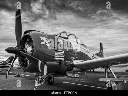 Redding, Kalifornien, USA - 28. September 2014: A WWII Ära North American t-28 geparkt auf der Redding Air Show. Stockfoto