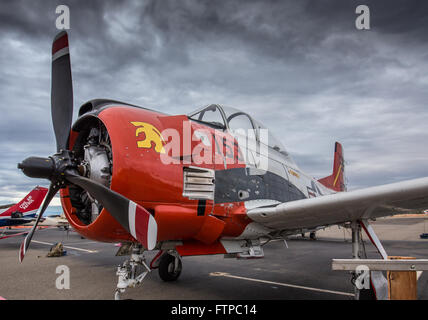 Redding, Kalifornien, USA - 28. September 2014: A WWII Ära North American t-28 geparkt auf der Redding Air Show. Stockfoto