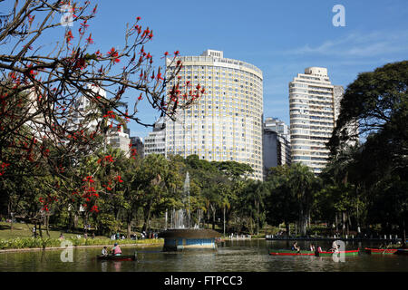 Boote in der Lagune von Americo Rene Giannetti Municipal Park im Zentrum von Belo Horizonte - MG Stockfoto