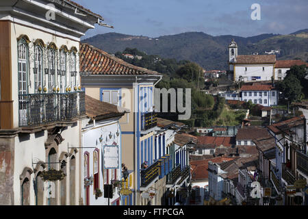 Häusern im Kolonialstil mit Kirche im Hintergrund in der historischen Stadt Ouro Preto - MG Stockfoto