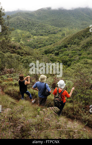 Ökotouristen auf dem richtigen Weg in Richtung Gipfel des Gaviao in den Bocaino Mountains Nationalpark Stockfoto