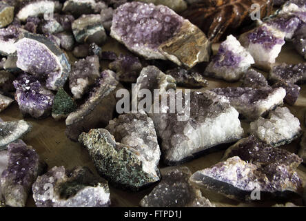 Detail der Kristall Steinen Verkauf im Store auf der BR-040 Stockfoto