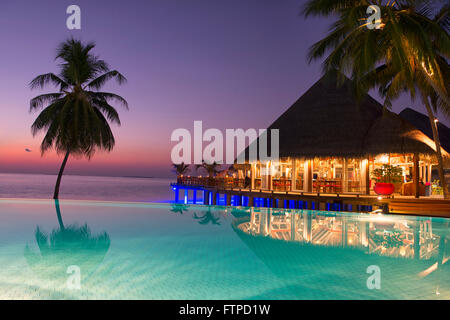 Sonnenuntergang am Sun Aqua Vilu Reef Resort, Malediven Stockfoto