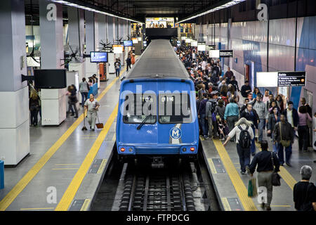 Passagiere, die Einschiffung auf dem Bahnsteig Botafogo U-Bahn - Linie 1 Stockfoto