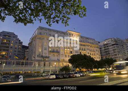 Copacabana Palace Hotel auf Avenida Atlantica in der Dämmerung - südlich der Stadt Stockfoto