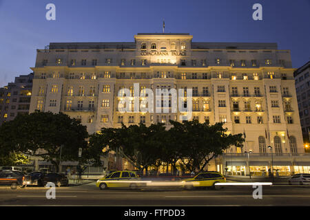 Copacabana Palace Hotel auf Avenida Atlantica in der Dämmerung - südlich der Stadt Stockfoto