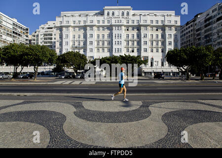 Promenade von Copacabana-Strand und Hotel Copacabana Palace in Atlantica Avenue Stockfoto