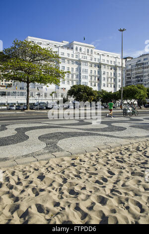 Promenade von Copacabana-Strand und Hotel Copacabana Palace in Atlantica Avenue Stockfoto