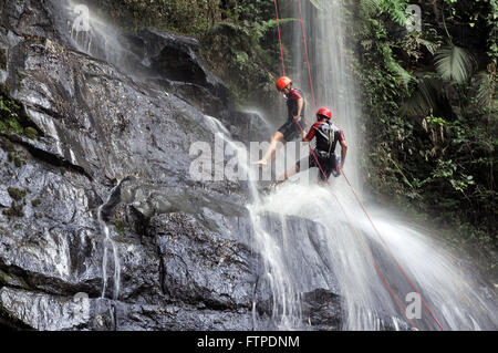 Wasserfall Abseilen in den drei Schlachten in Aguas da Prata Stockfoto