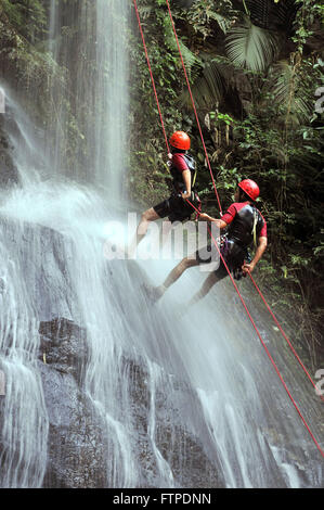 Wasserfall Abseilen in den drei Schlachten in Aguas da Prata Stockfoto