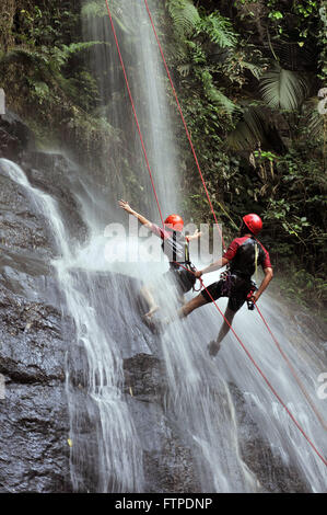 Wasserfall Abseilen in den drei Schlachten in Aguas da Prata Stockfoto