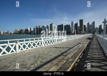 Pier am Iracema Beach Waterfront mit Gebäuden im Hintergrund Stockfoto