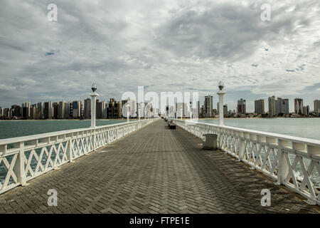 Pier am Iracema Beach Waterfront mit Gebäuden im Hintergrund Stockfoto