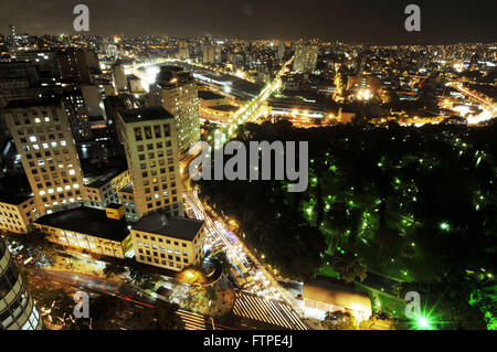 Nachtansicht der Innenstadt von Belo Horizonte Stadtpark und Americo Rene Giannetti Stockfoto