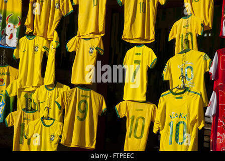 Hemd von der brasilianischen Fußball-Nationalmannschaft für den Verkauf in der Stadt Parintins Stockfoto