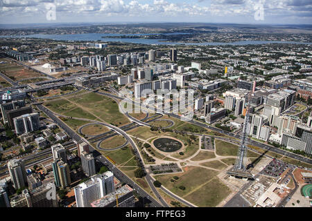 Luftaufnahme der monumentale Achse mit Fernsehturm rechts, Fonte Luminosa und See Paranoa Nebenkosten Stockfoto