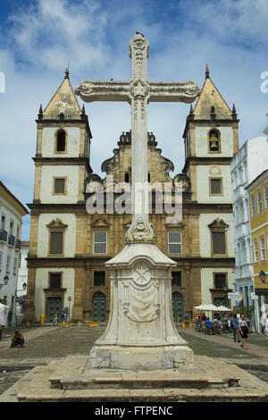 Largo Cruzeiro de Sao Francisco Kirche im Hintergrund - Bau des achtzehnten Jahrhunderts Stockfoto